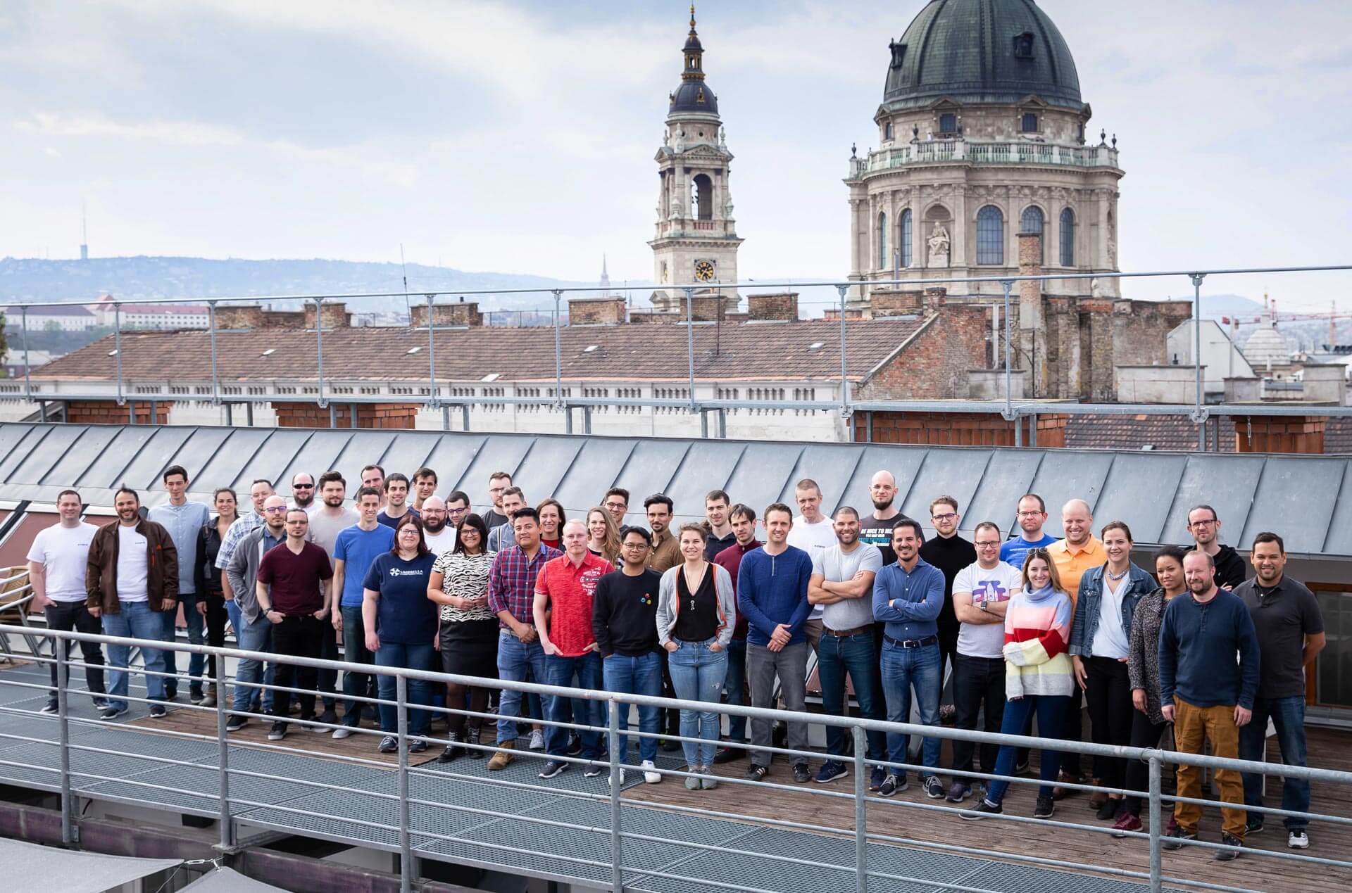 Equipe Kinsta na terraça do escritório em Budapeste, Hungria